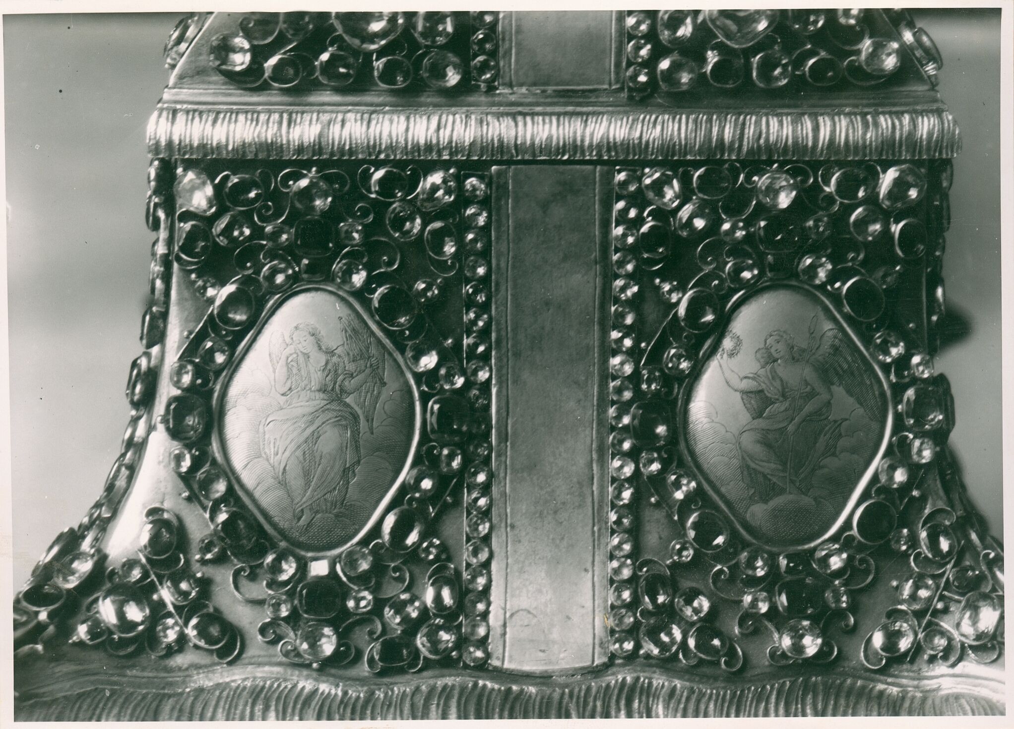 Vladimir Tkalčić, Zagreb - Zagrebačka katedrala - Tumba za sv. Otajstvo, detalj: dva medaljona s anđelima koji nose znakove muke Kristove; iz 1721. godine