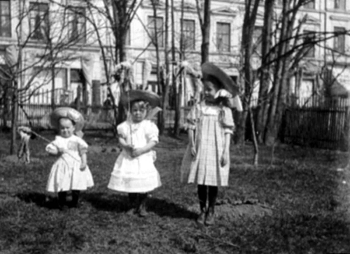 Anno Domkirkeodden, Barn, jenter, 17.mai 1908, Strandgateparken. F.v. Thorbjørg Petersen, Sigrid Petersen, Ragnhild Petersen. Døtrene til Olla og Fargehandler Filip Petersen.