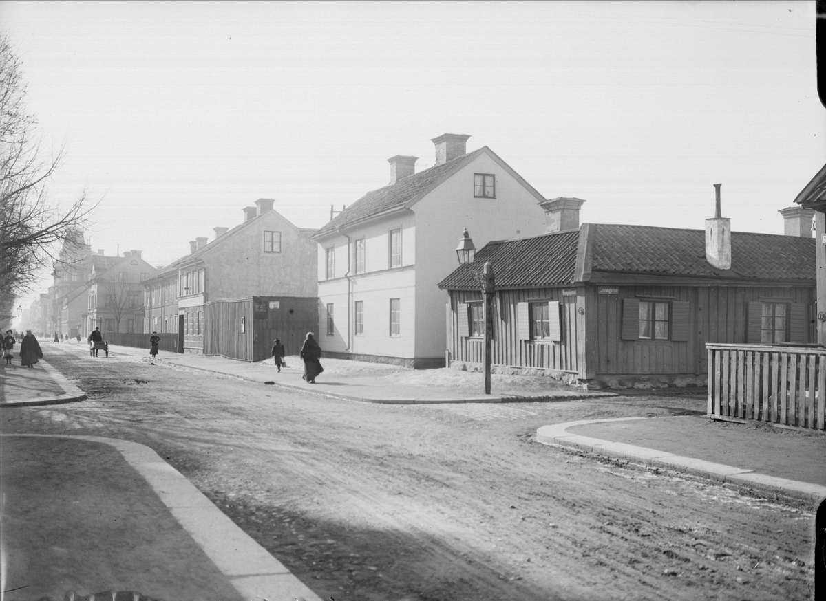 Alfred Dahlgren, King Street to the South from Linnaeus Street, with a build-up of an age-old character in the district of Toven, Uppsala 1901 - 1902