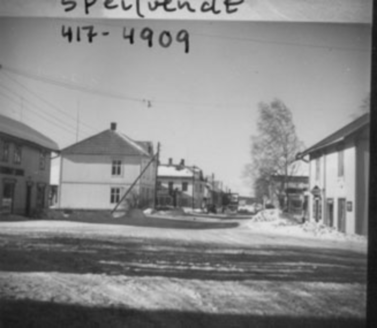 Anno Domkirkeodden, OVERSIKT STANGEBYEN, STORGATA FRA VENSTRE: HAMMER, SOLBRÅ, H:FOLKVANG MED STANGE SAMVIRKELAG, SNEKKER HEGGELI, EVENS GÅRD, LINDBO, FINSTAD,