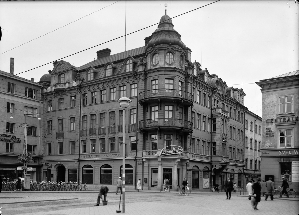 Paul Sandberg, Strandbergska huset vid Stora torget, Uppsala 1945