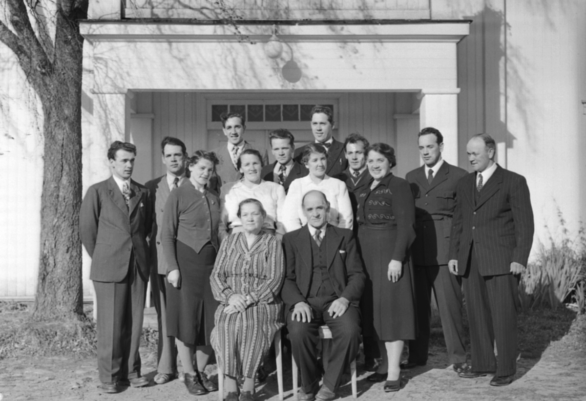 Anno Domkirkeodden, GRUPPE: STOR FAMILE 14 STK. FAMILIEN SJØLI, ÅSVANG, Stange.