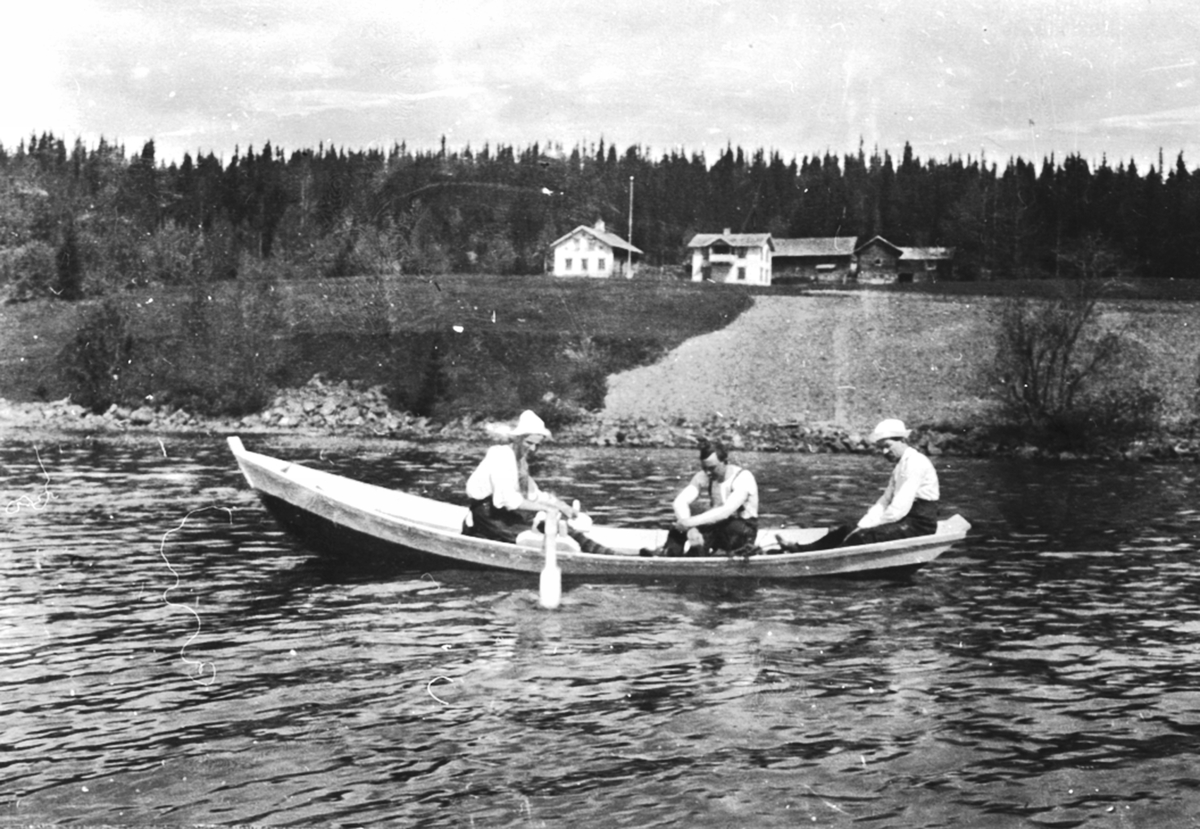 Anno Domkirkeodden, Karl Løken, ingeniørstudent Lefring og professor Watzinger i robåt på Sørmesna utenfor gården, Harkerud.