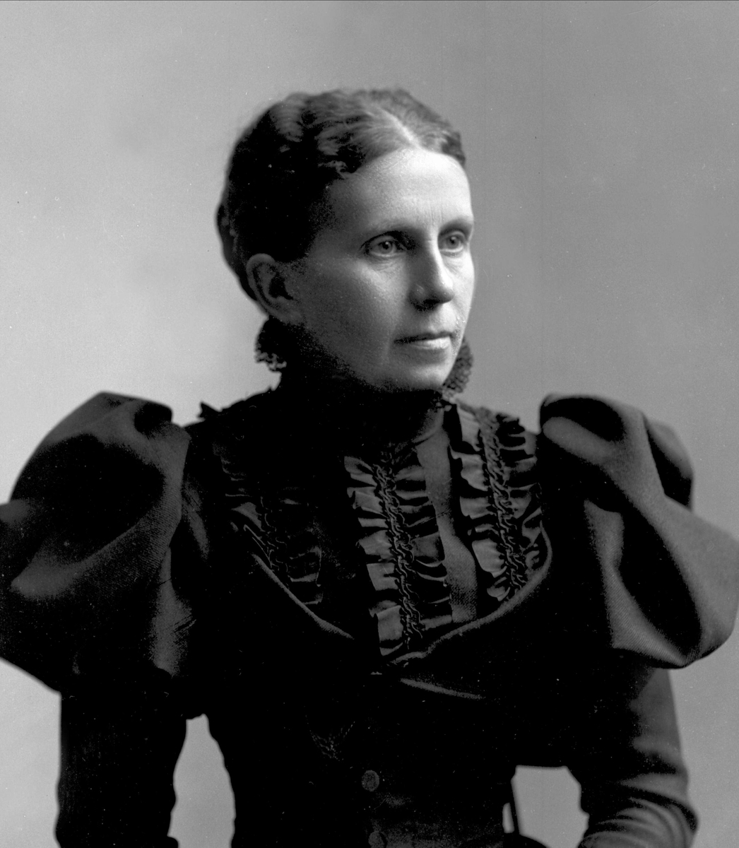Gustav Borgen, Portrett av Agnes Tofte Jebsen. Kjole med puffermer.