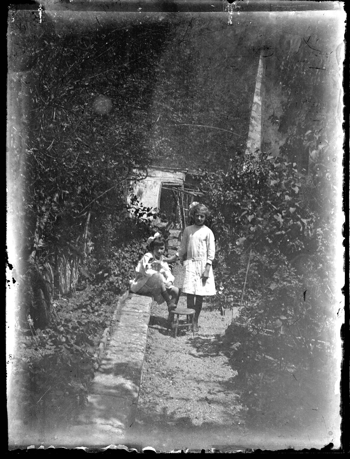Desconegut, [Retrat de dues nenes]