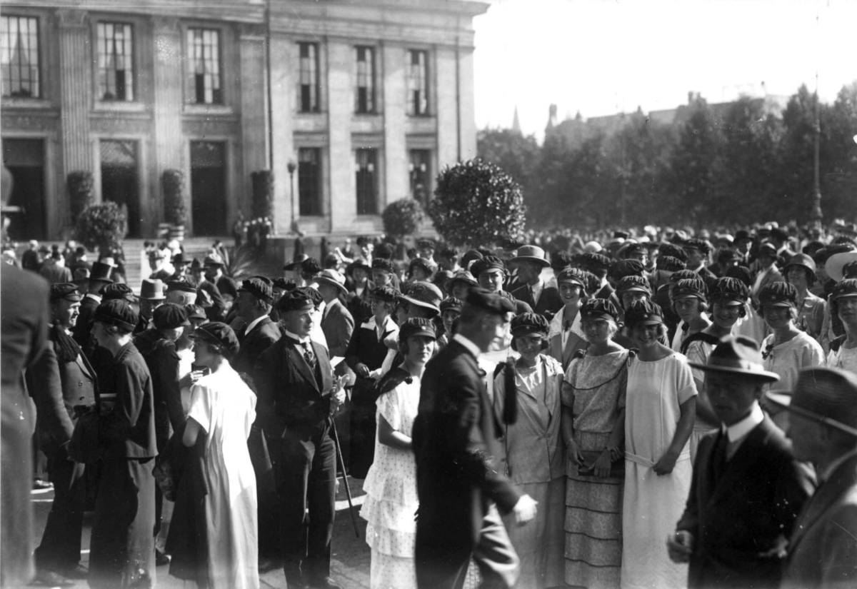 Hermann Christian Neupert, Immatrikulering. Universitetsplassen, Oslo, med bl.a. studenter fra Oslo Katedralskole t.h. 1924.