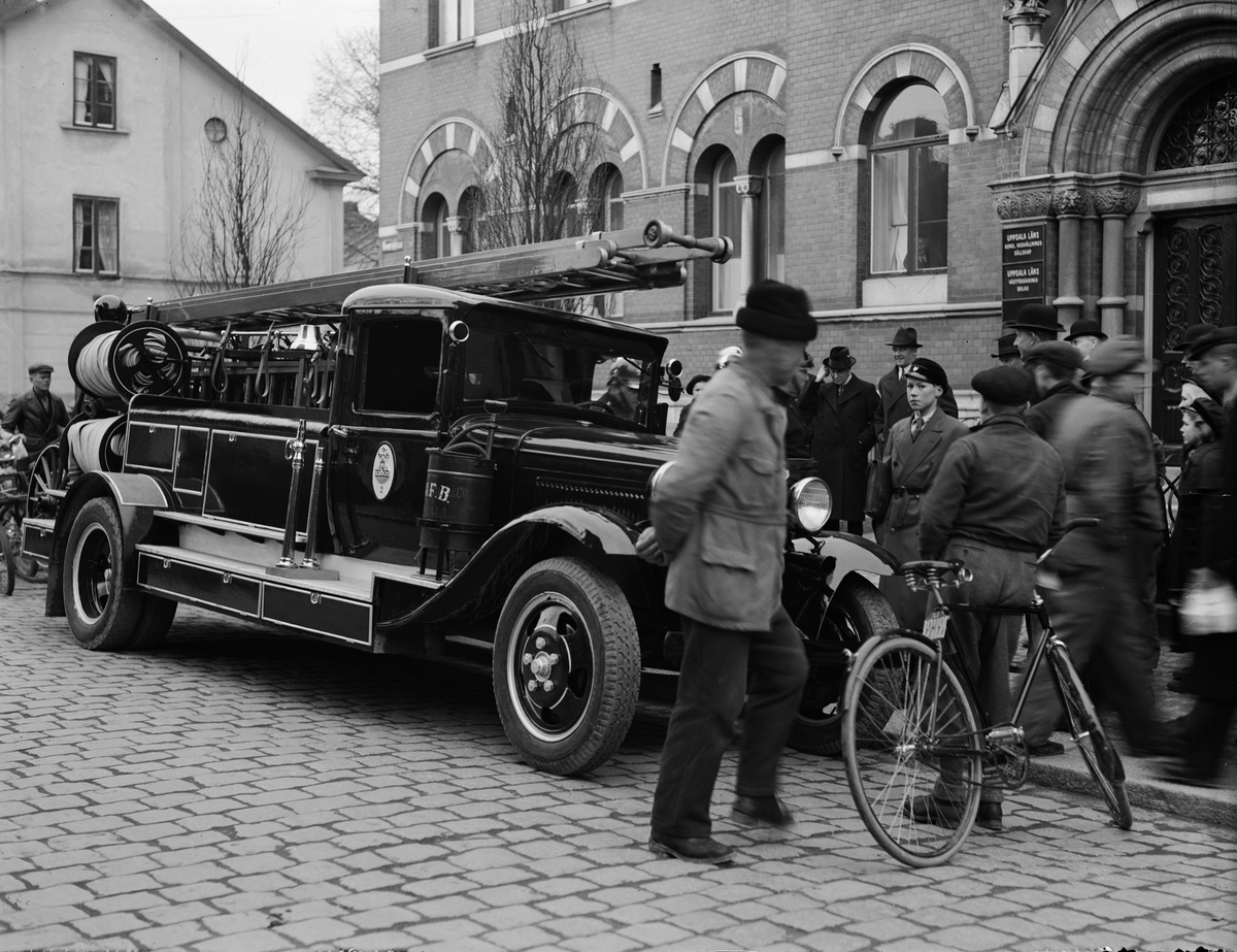 Paul Sandberg, Folksamling på Kungsgatan, kvarteret Oden Ygg, Uppsala 1936