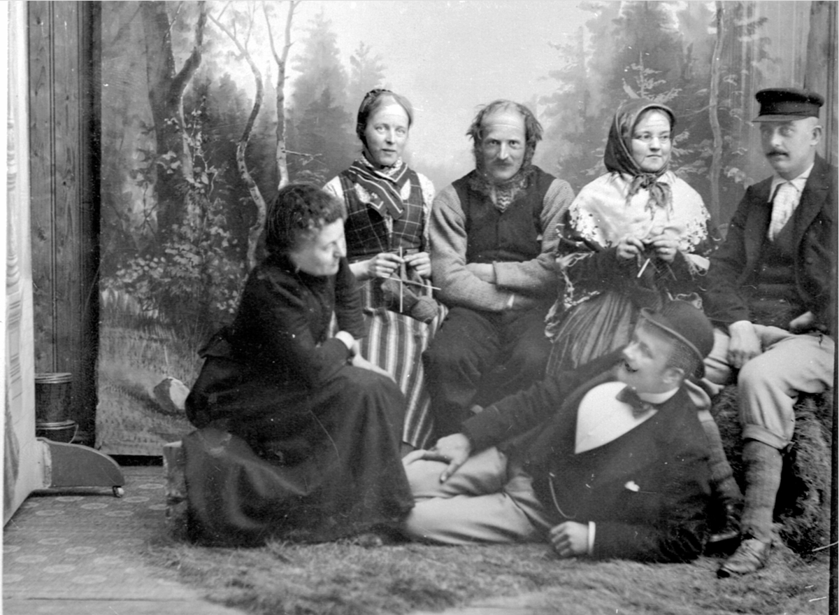 Anno Domkirkeodden, Amatørteater med skuespillere i kostymer. "Torfinruds formandskap". Foran venstre er Anna Bergaust, Otto Frydenlund. Bak venstre er Berthe Dobloug, Martinus Bergaust, Borghild Narud gift Opsahl, til høyre er Einar Narud, Brumunddal.