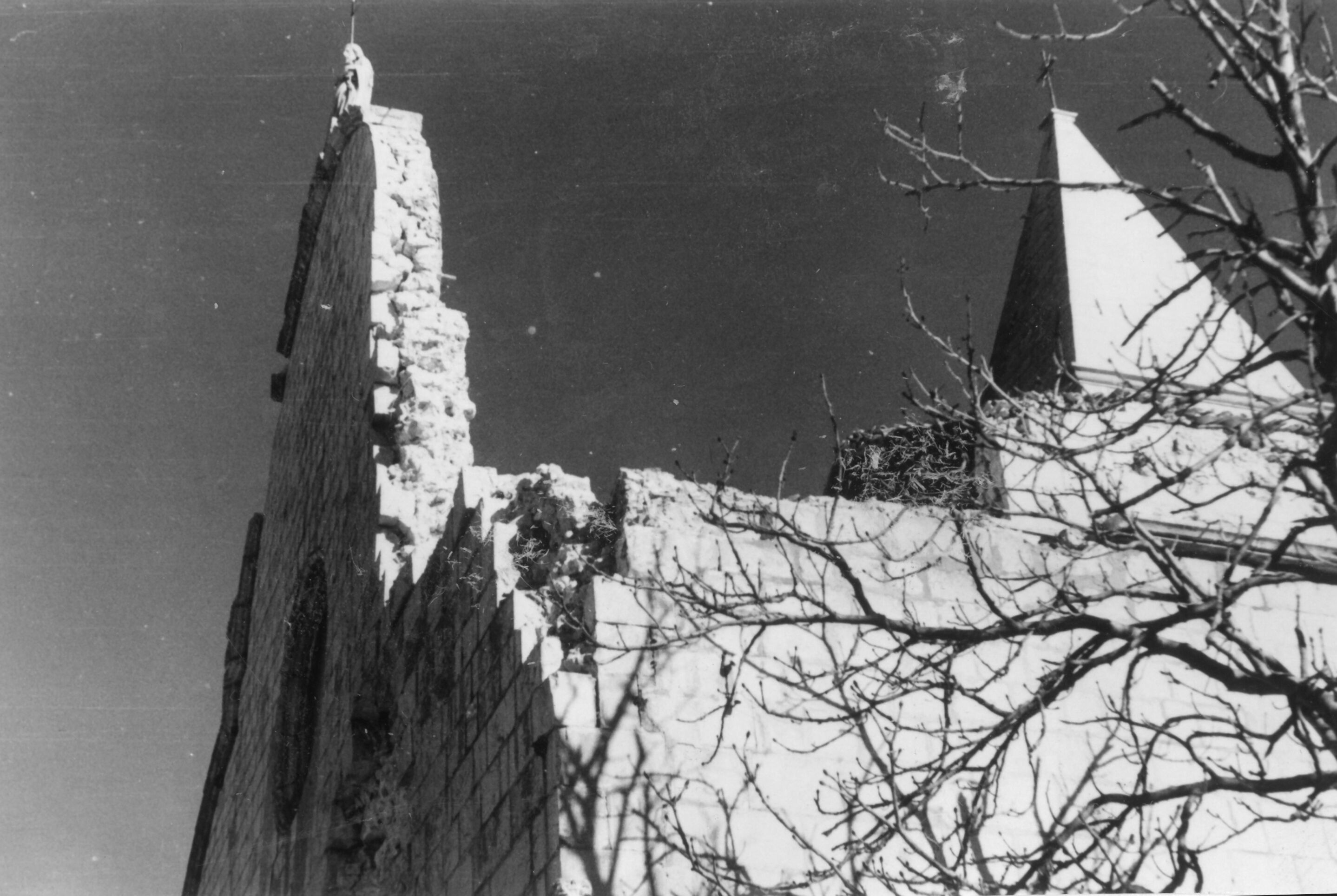 Branko Fučić, Osor, (otok Cres), crkva sv. Marije, katedrala, dio vanjštine: gornji dio pročelja, sa strane; rana renesansa; oštećeno od bombardiranja 1943. godine