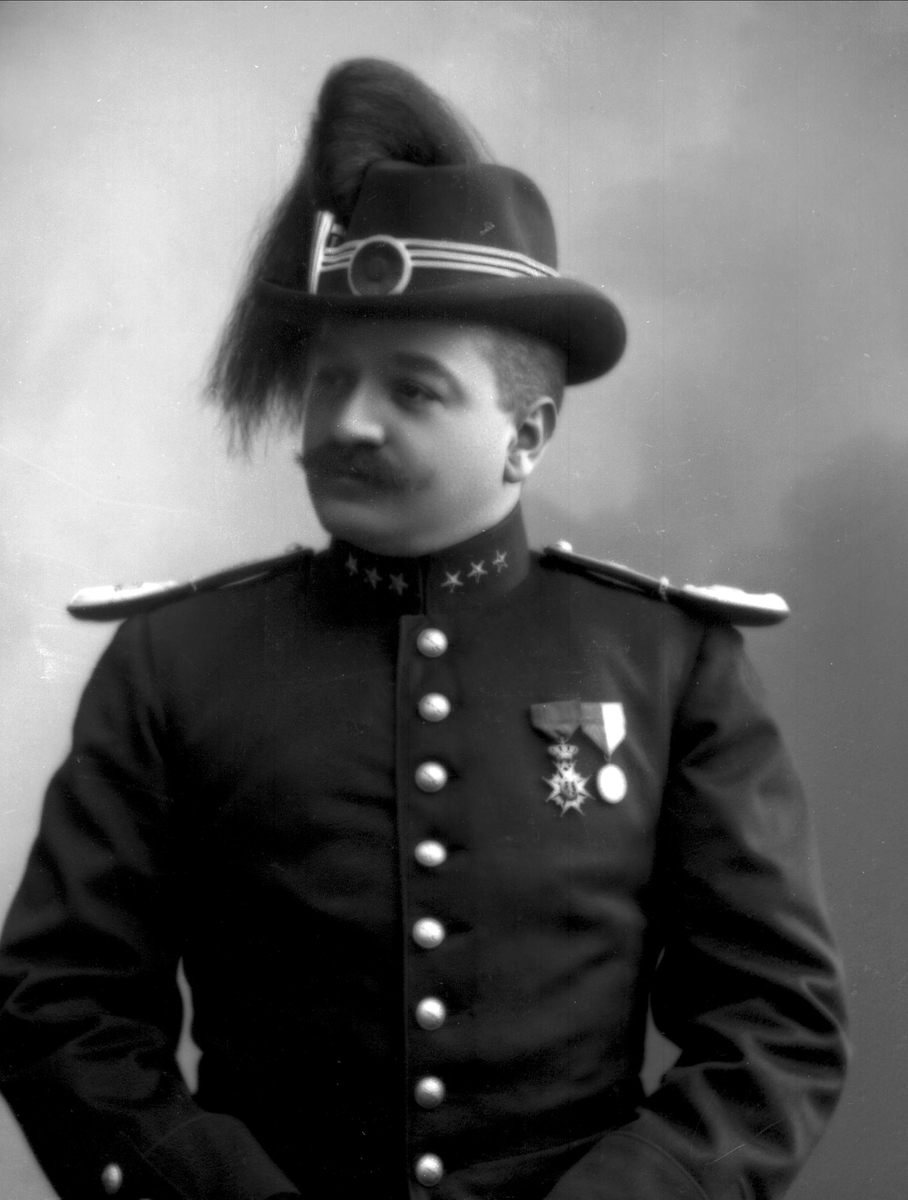 Gustav Borgen, Portrett, ingeniør Sam Eyde i uniform som kaptein.
