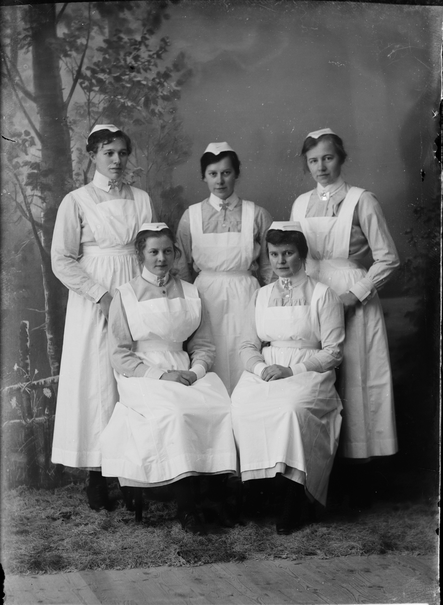 Skötsner-Edhlund, Five women in health care uniform, Östhammar, Uppland