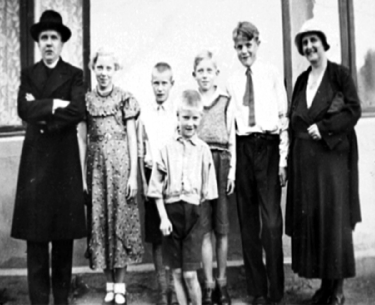 Anno Domkirkeodden, GRUPPE 7 FRA VENSTRE: PATER CADAR I DEN KATOLSKE MENIGHET PÅ ST. TORFINN, RANDI LARSEN, JUL OG SIGMUND BYE, KJELL STORBEKKEN, MICHAEL TILLEY, MISS SCAR
