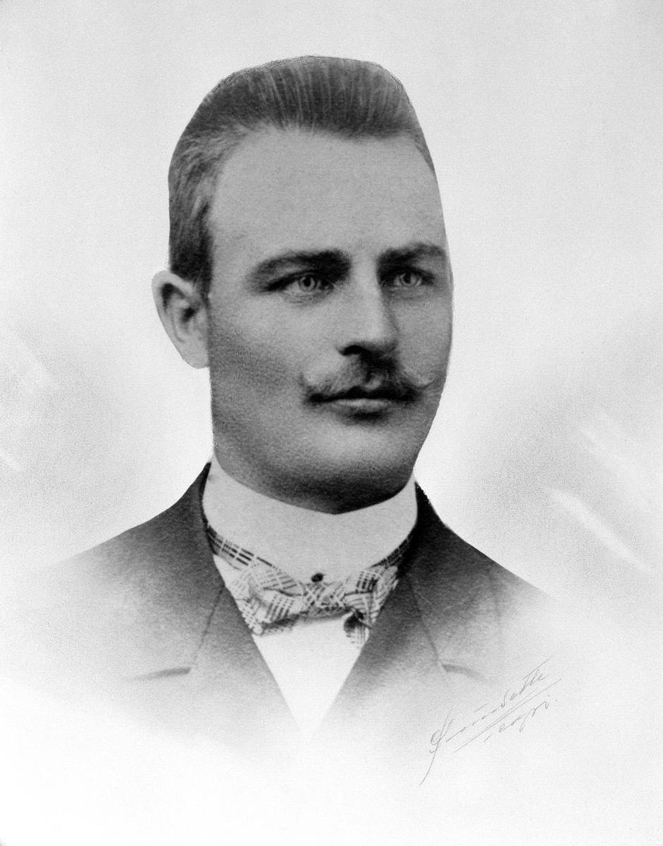Anno Domkirkeodden, OLE LARSEN KARSETH 14. 11. 1879-1961. PORTRETT.