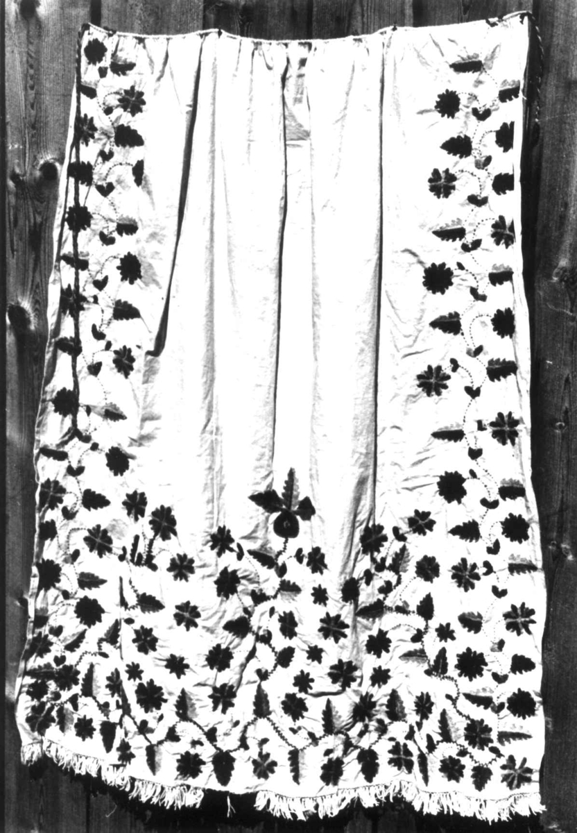 Anna Grostøl, Dølemo Åmli, Aust-Agder 1940. Brodert forkle av hvitt bommullstøy.