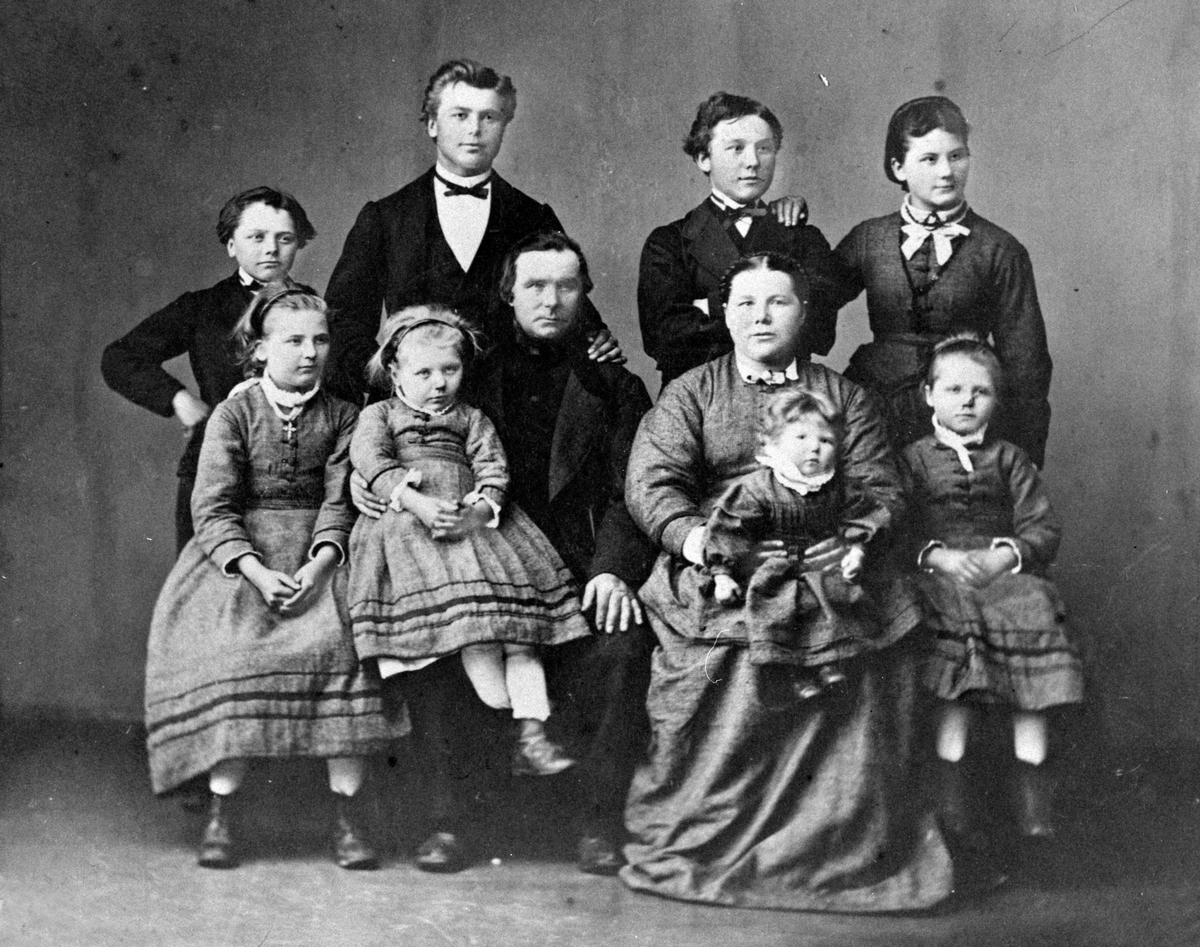 Anno Domkirkeodden, Familien Heiberg på Heiberg, Nes, Hedmark. Peder Gulbrandsen Heiberg (1828-1917), og frue Berthe Gulbrandsdatter Skjelve (1831-1919), Bak fra venstre er Martin f.1862, Gulbrand f.1854, Gustav f.1856, Gine (1858-1919). Foran fra venstre er Marie (1864-1932), Helene (1866-1892), Julie f.1873, Petra (…