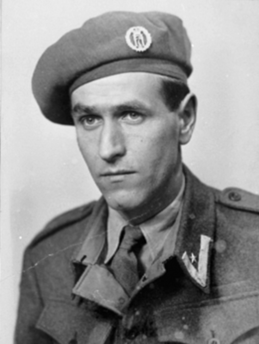 Anno Domkirkeodden, PORTRETT: MAJOR ODD BEKKEVOLD, 1916 - 1987 I MILITÆRUNIFORM