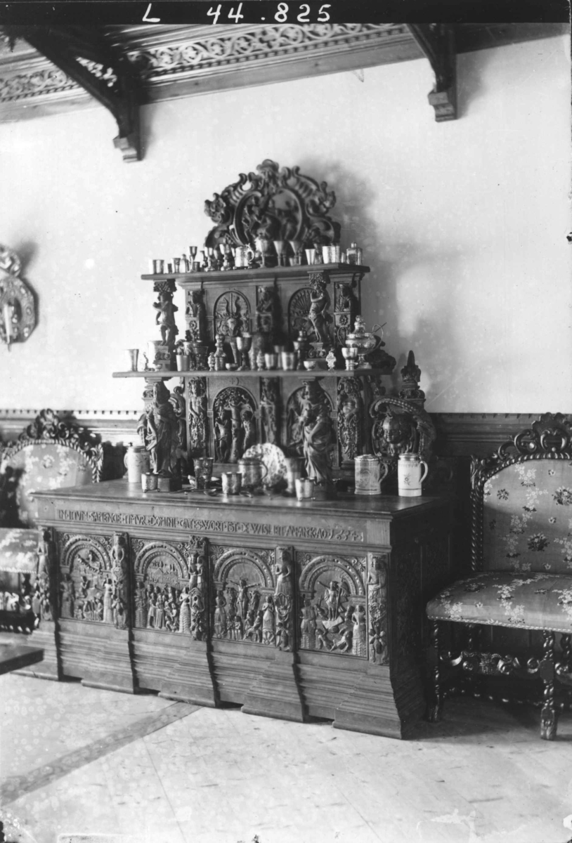 Fredrik Emil Faye, Møbler fra Dal gård, Ullensaker. Ant buffet fra 1634. Fra serie fotografert av kammerherre Fredrik Emil Faye (1844-1903), gårdens eier.