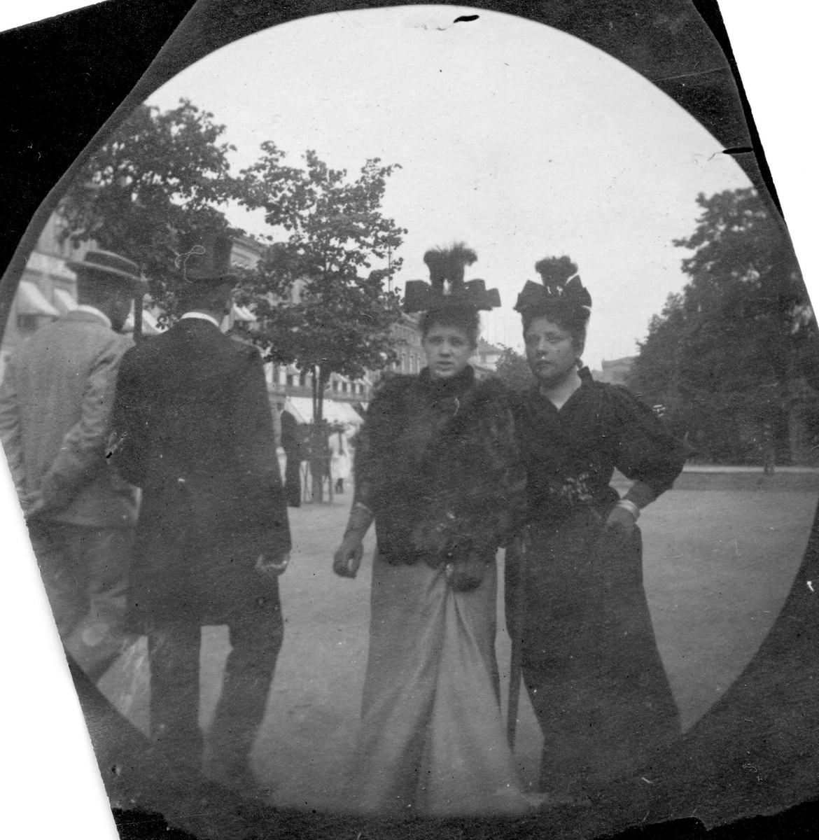 Fredrik Carl Mülertz Størmer, To kvinner og to menn spaserer langs Karl Johans gate, Oslo.