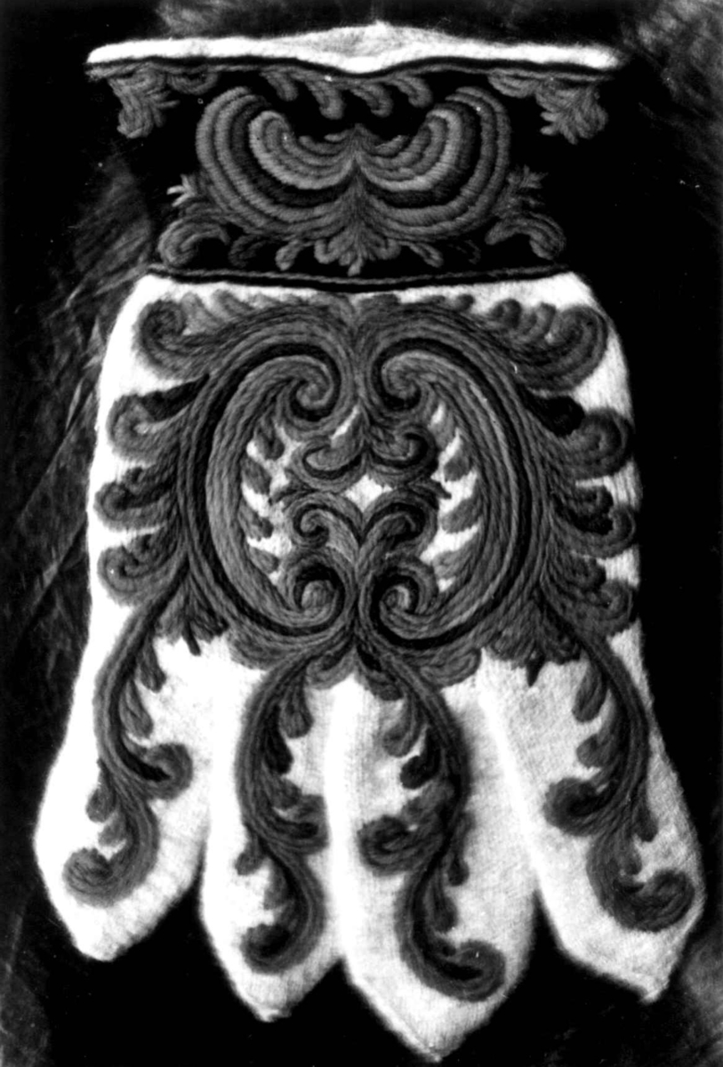 Anna Grostøl, Valle, Setesdal, Aust-Agder 1938. Rikt brodert fingervante, velevott.