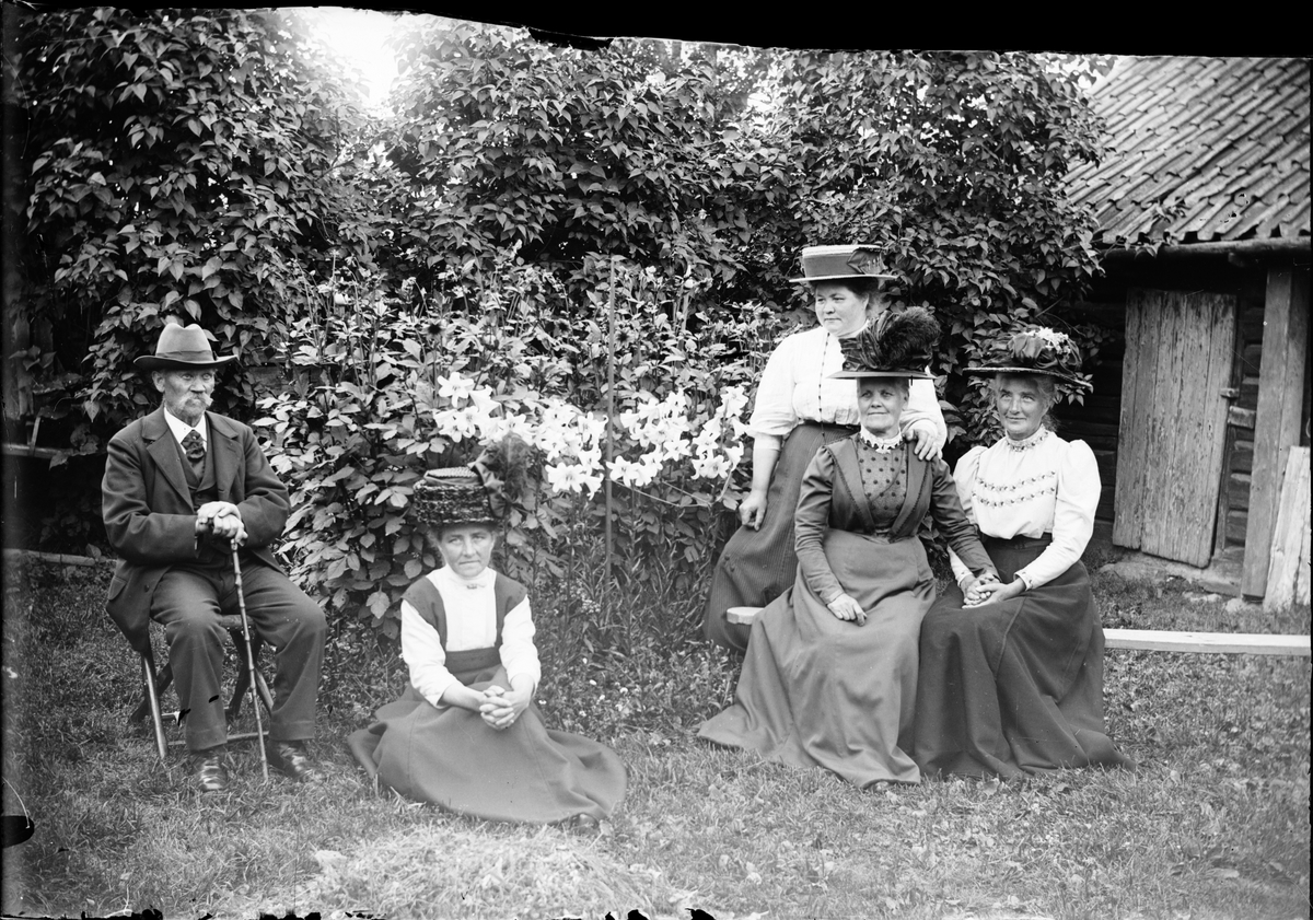 Skötsner-Edhlund, I trädgården hos svarvare Karl Johan Holm, Östhammar, Uppland