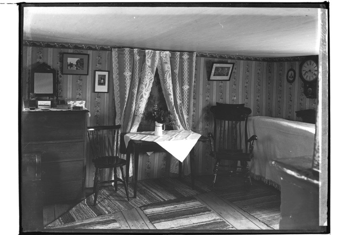 Samuel Lindskog, Interior of a one-storey semi-cottage. Karl Persson