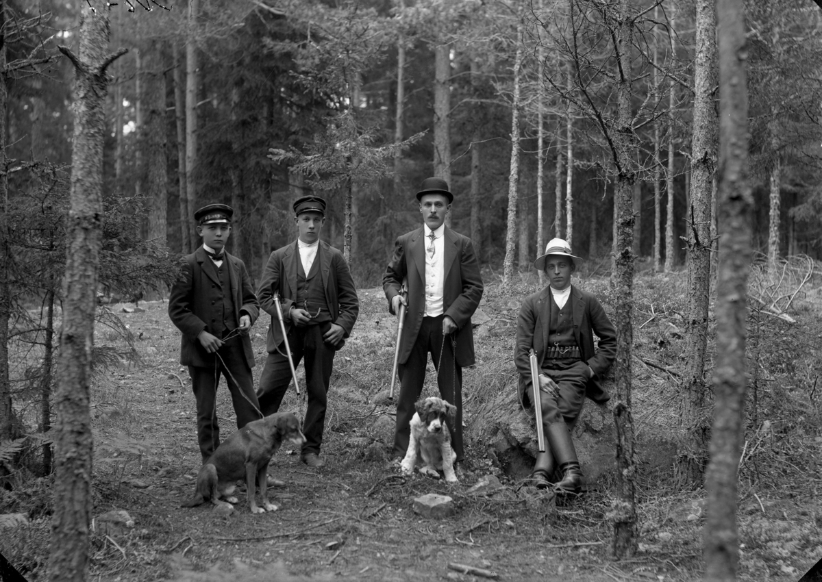 Gustaf Ferdinand Hallberg, Street teams, four men with rifles and two dogs.