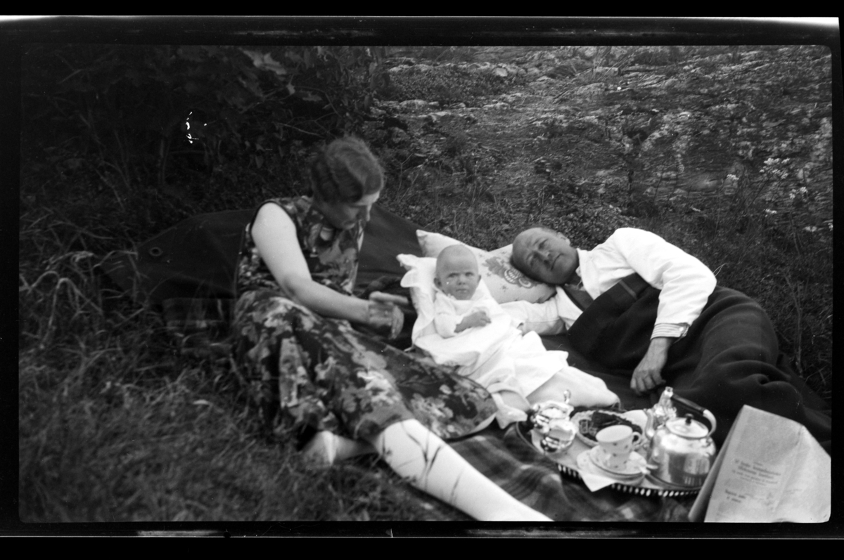 Rolf Sr. Sundt, Lars Peter Sundt sitter på bakken mellom foreldrene Hilda Sundt og Rolf Sundt sr., Konglungen. Fotografert 1930.