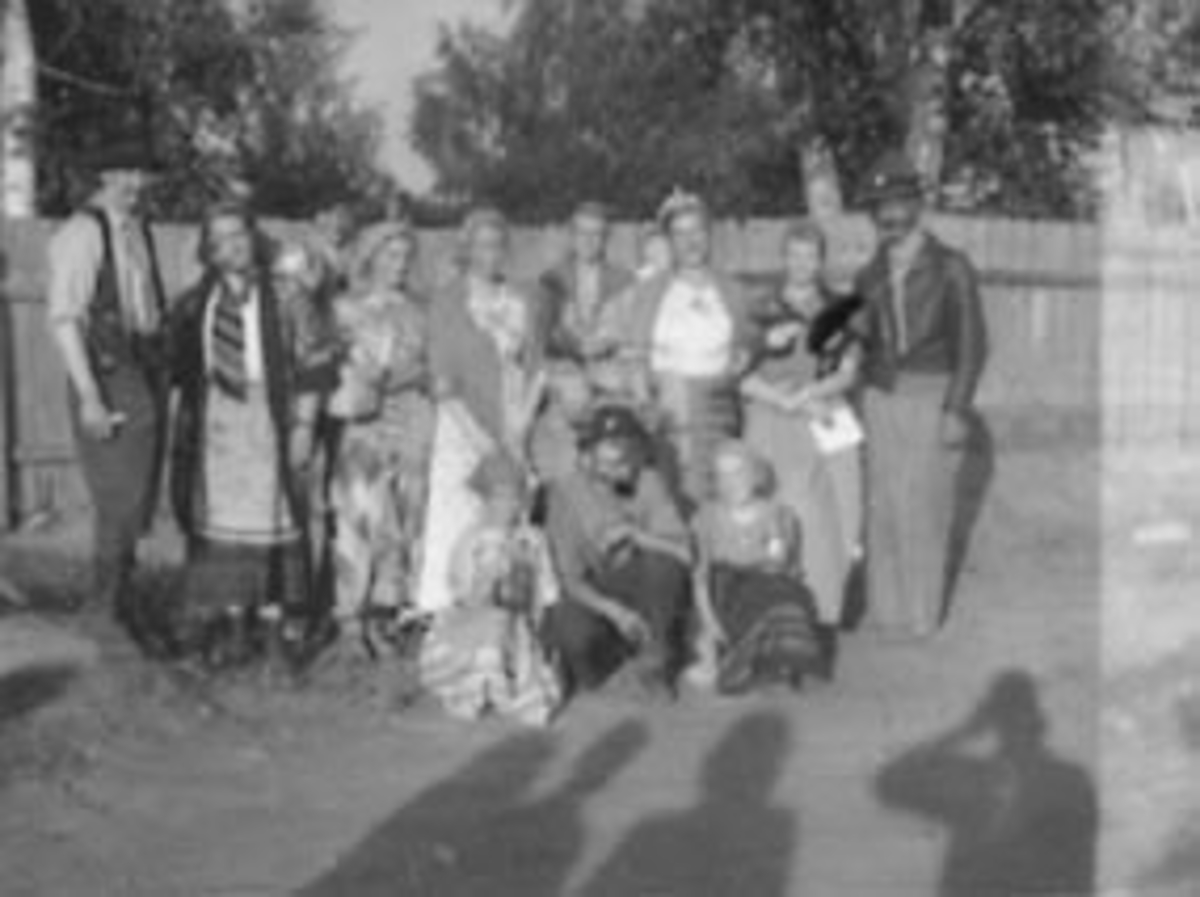 Anno Domkirkeodden, STANGEDAGEN 1947. STOR GRUPPE UTKLEDDE FOLK, DEN GAMLE STANGE IDRETTSPLASS. 1 REKKE F. V NR. 3 LITA NILSEN? BAK. NR. 3 F. V ARILD JANSEN, NR. 8