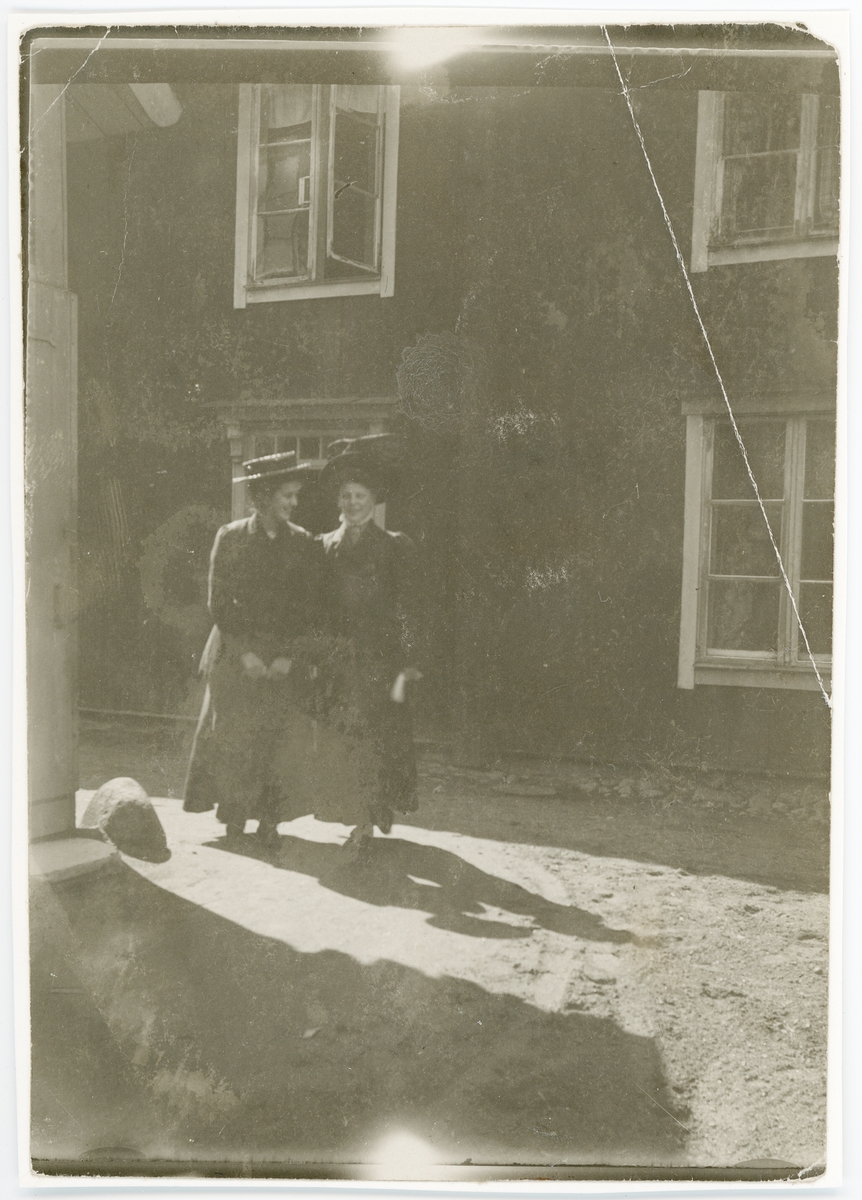 Bengt Mannerfeldt, Två kvinnor framför bostadshus, Uppsala