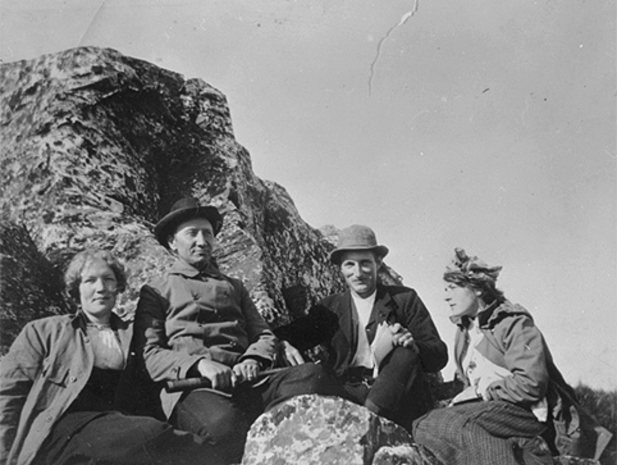 Anno Domkirkeodden, GRUPPE 4, 2 MENN, 2 DAMER FORAN BERGKNATT PÅ GEITERYGGEN, NR. 2 FRA VENSTRE BAKERMESTER JOHANNESSEN, HEDMARKSMUSEET OG DOMKIRKEODDEN