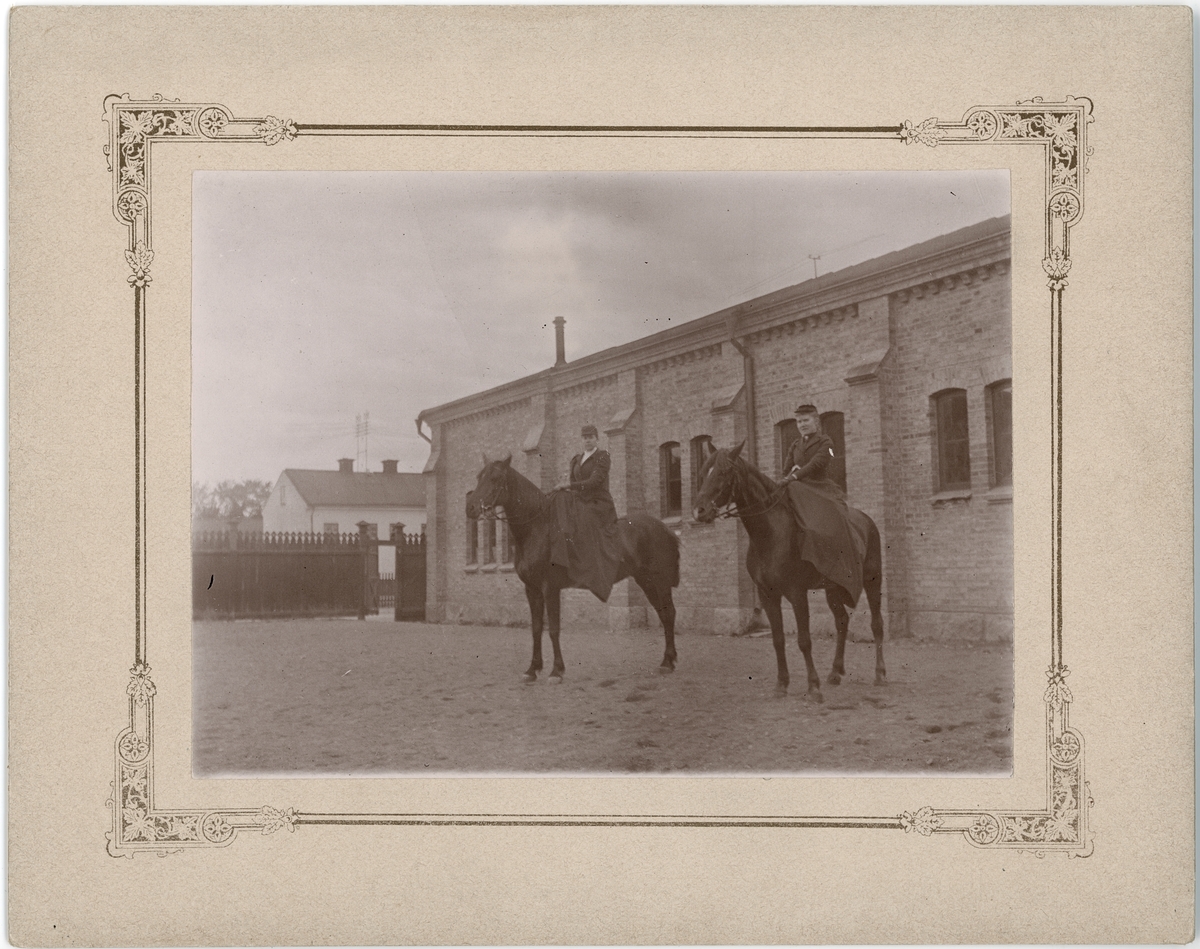 Okänd,, Torborg och Maria sitter på varsin ridhäst, Akademiska ridhuset, S:t Persgatan, Uppsala 1893