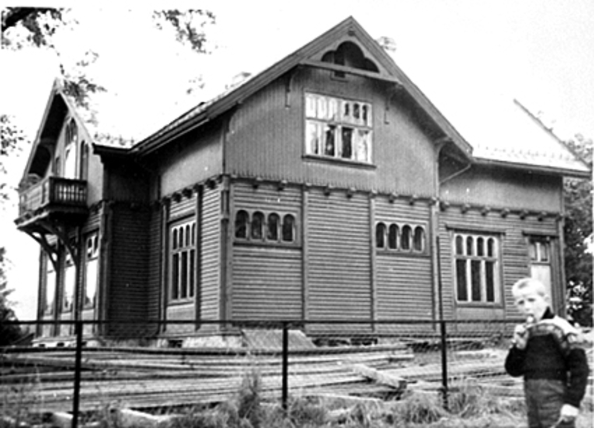 Anno Domkirkeodden, Eksteriør Skappelsgate 14, Rektorboligen, Flagstadvillaen, Flakstadvillaen etter bryggerimester Gunerius Flakstad. Gutten til venstre er Odd Egil Eriksen.
