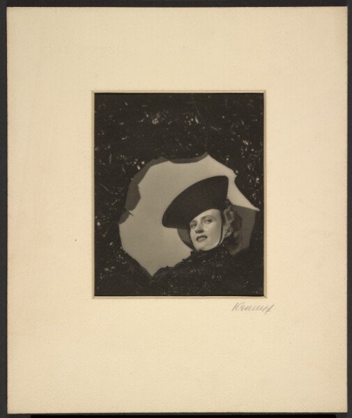 Günther Krampf, [Woman wearing large hat]