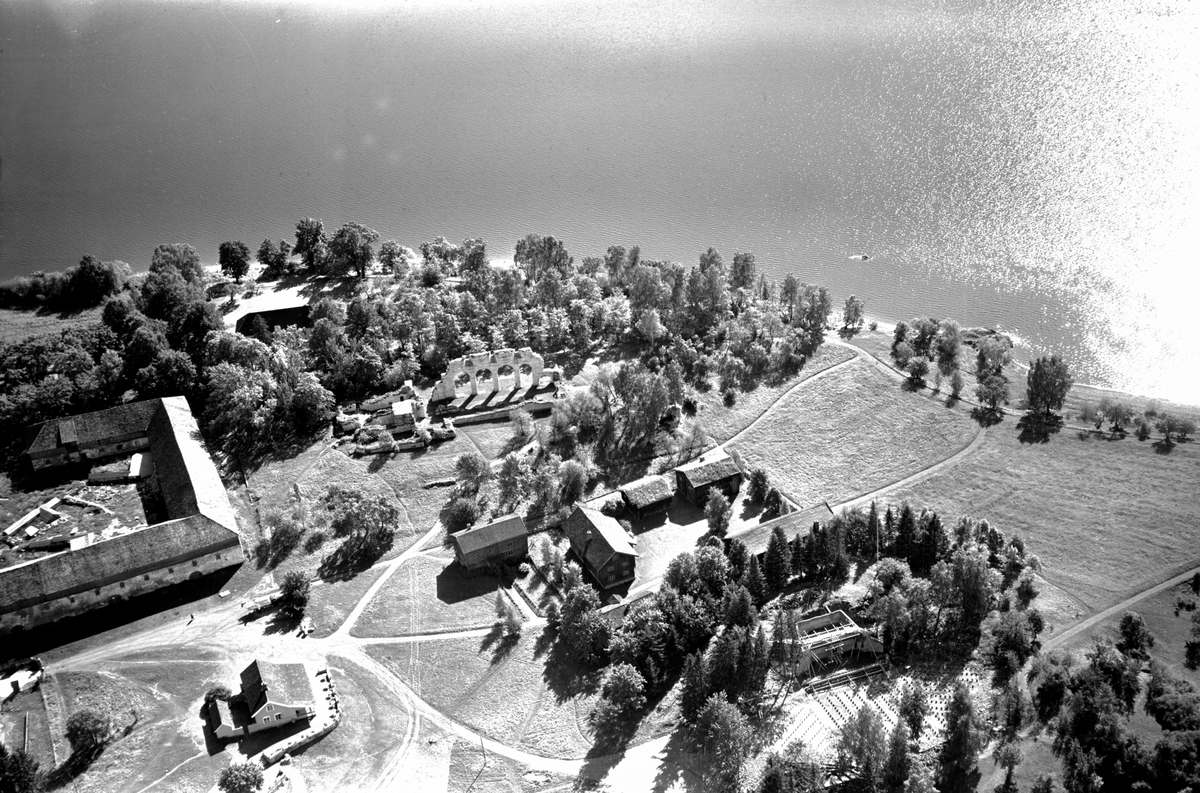 Widerøes Flyveselskap A/S, FLYFOTO OVERSIKT HEDMARKSMUSEET OG DOMKIRKEODDEN, DEN GAMLE RESTAURANTEN, FRILUFTSCENE, HEDMARKSTUNET, LÅVEN OG DOMKIRKERUINEN MOT MJØSA
