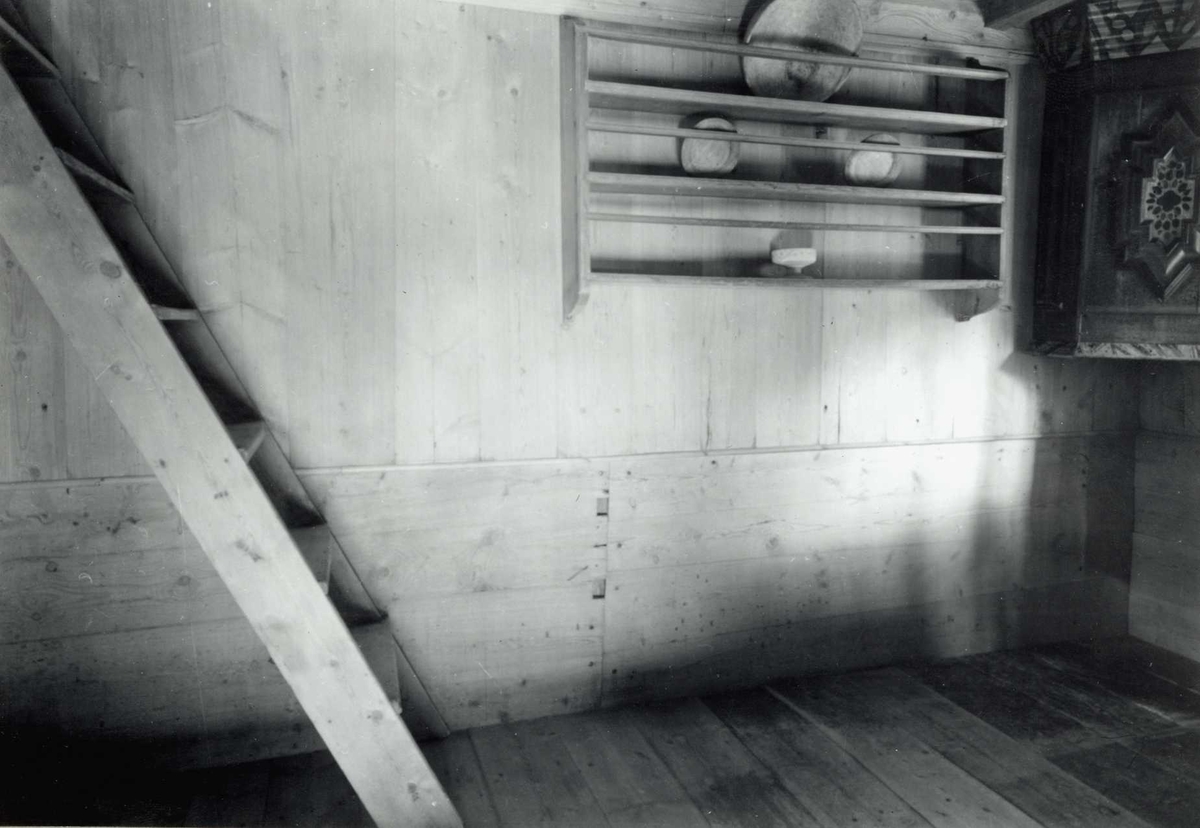 Gisle Midttun, Olen, Øvre Steien, Alvdal, Nord-Østerdal, Hedmark. Koven, interiør med trapp, talerken hylle og hjørneskap. Nå på Glomdalsmuseet.