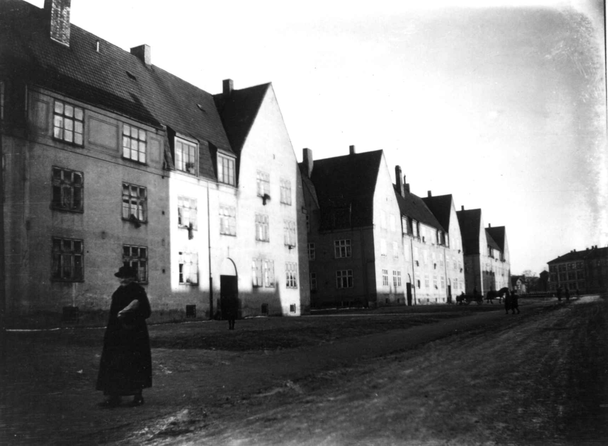 Nanna Broch, Boliger i Sarpsborggata på Bjølsen i Oslo. Arbeiderboliger for Spigerverket, Nydalens Compagni og andre. Fra boliginspektør Nanna Brochs boligundersøkelser i Oslo 1920-årene.