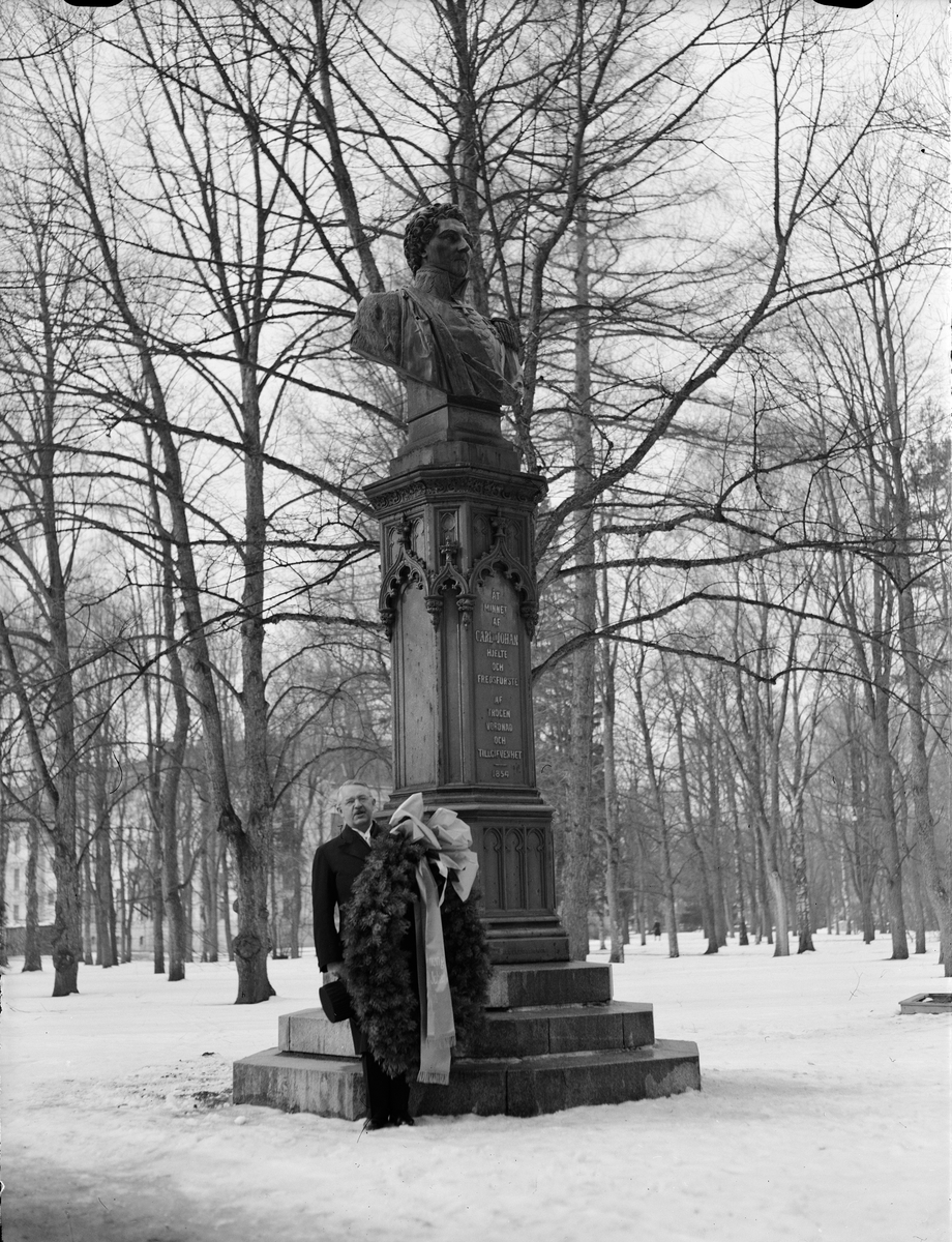 Paul Sandberg, The King Hilding Kjellman with the Crown of Karl Johansen at Karl XIV Johan’s bust in the Carolina Park