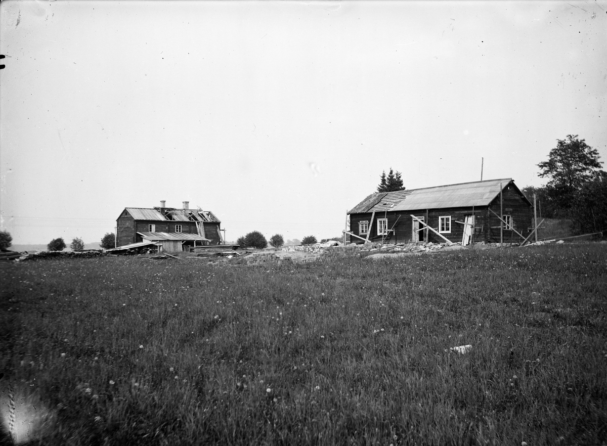 Paul Sandberg, Bärbystugan och Nyvlastugan under återuppförande på friluftsmuseet Disagården, Gamla Uppsala midsommar 1929