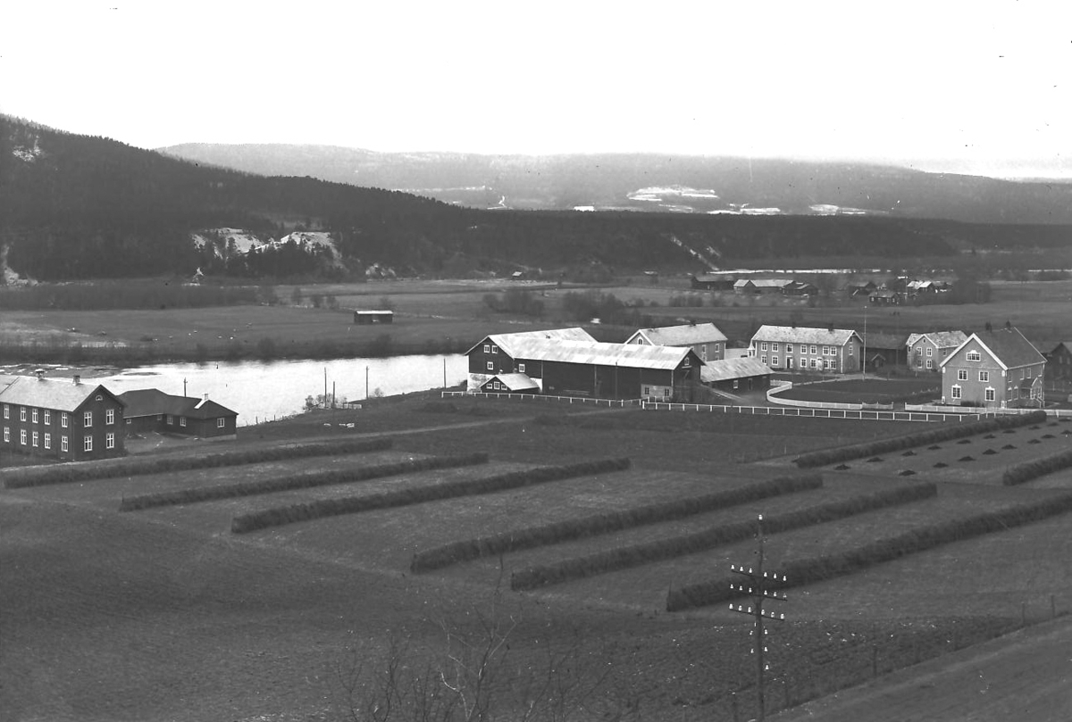 Per K. Lien, Storsteigen skole i Alvdal, oversiktsbilde tatt fra Steia.