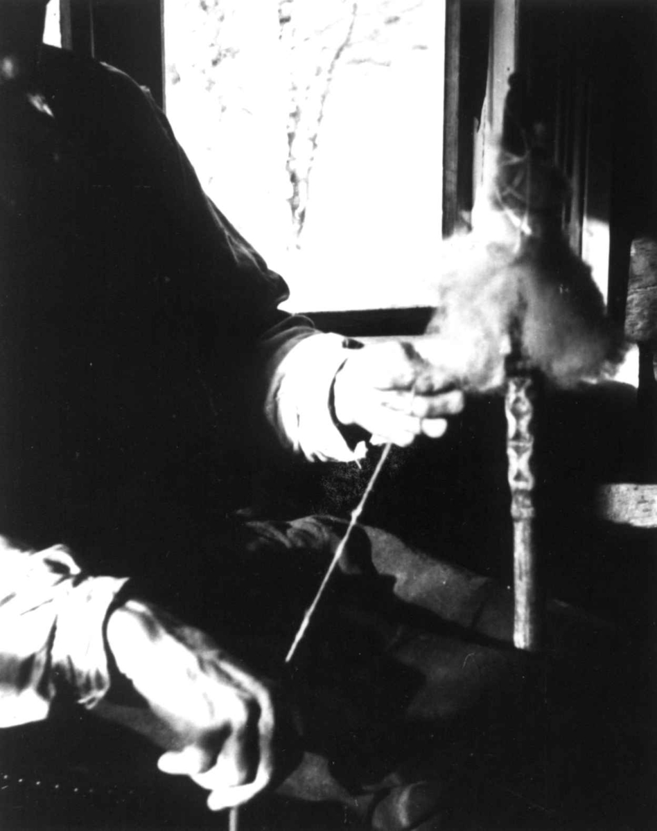 Anna Grostøl, Valle, Setesdal, Aust-Agder 1938. Knut Rike demonstrerer spinning på håndtein.