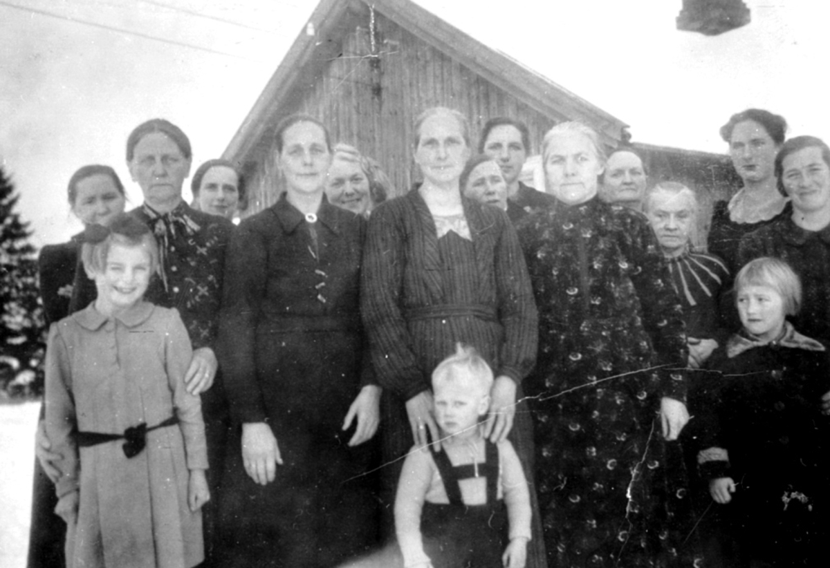 Anno Domkirkeodden, GRUPPE: 16, FAMILIE, NR. 4 TIL HØYRE:MARIE ØSTERHAGEN, LUNDSBAKKEN VESTRE U/LIE, VALLSET.