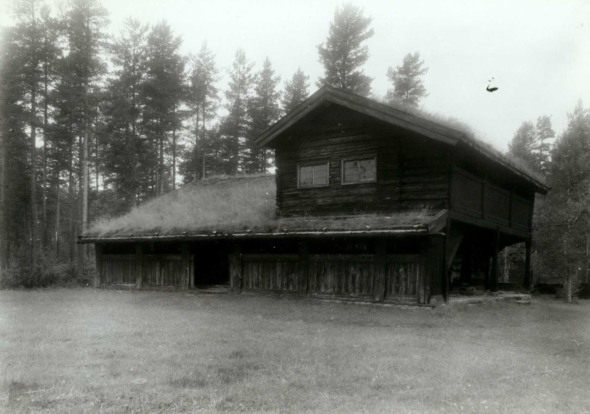 Gisle Midttun, Stemsrud, Grue, Solør, Hedmark. Hus med svalgang og torv på taket, halve huset i to etasjer. Nå på Glomdalsmuseet.