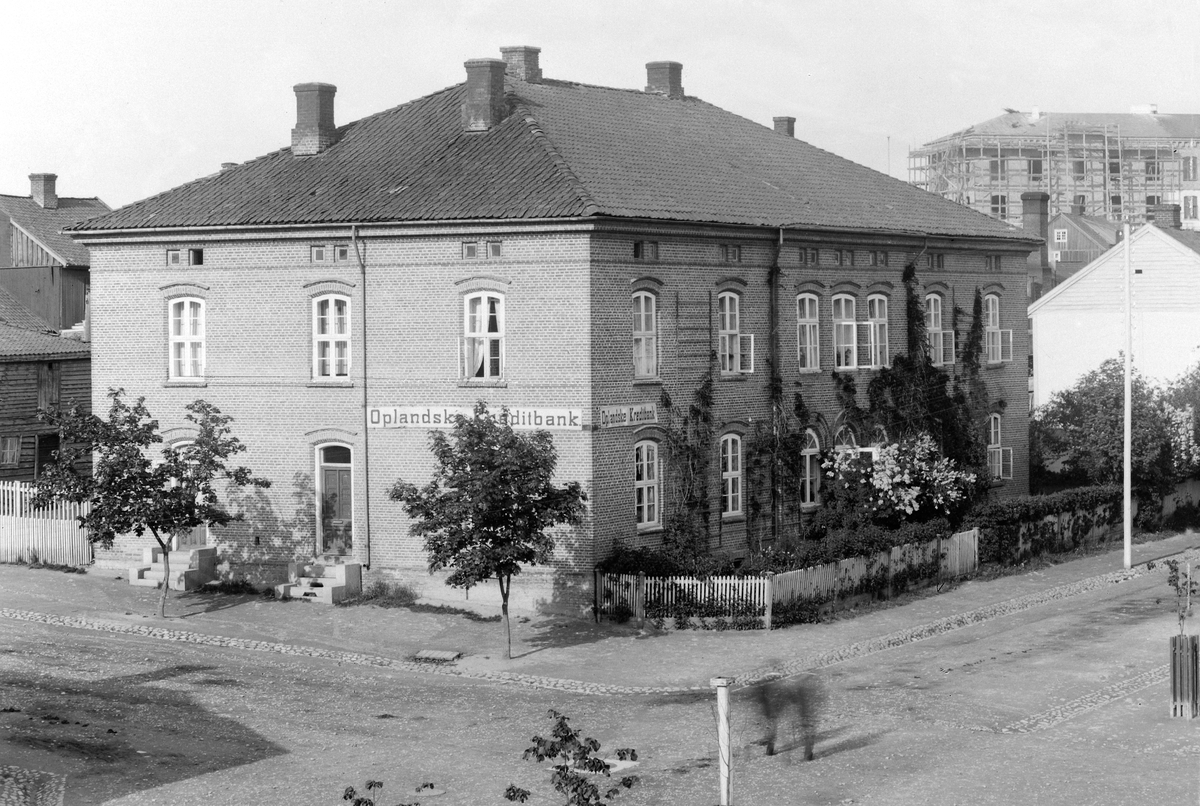 Hans Emil Erichsen, Munch-gården ved Stortorget, Hamar. Opplandske Creditbank.