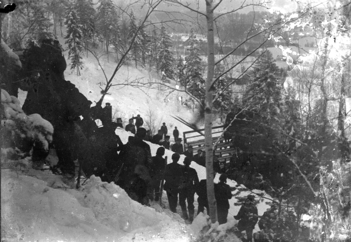 Johannes Larsen Alhaug, Hopprenn. Publikum ser en skihopper i svevet i Frambakken, Brumunddal.