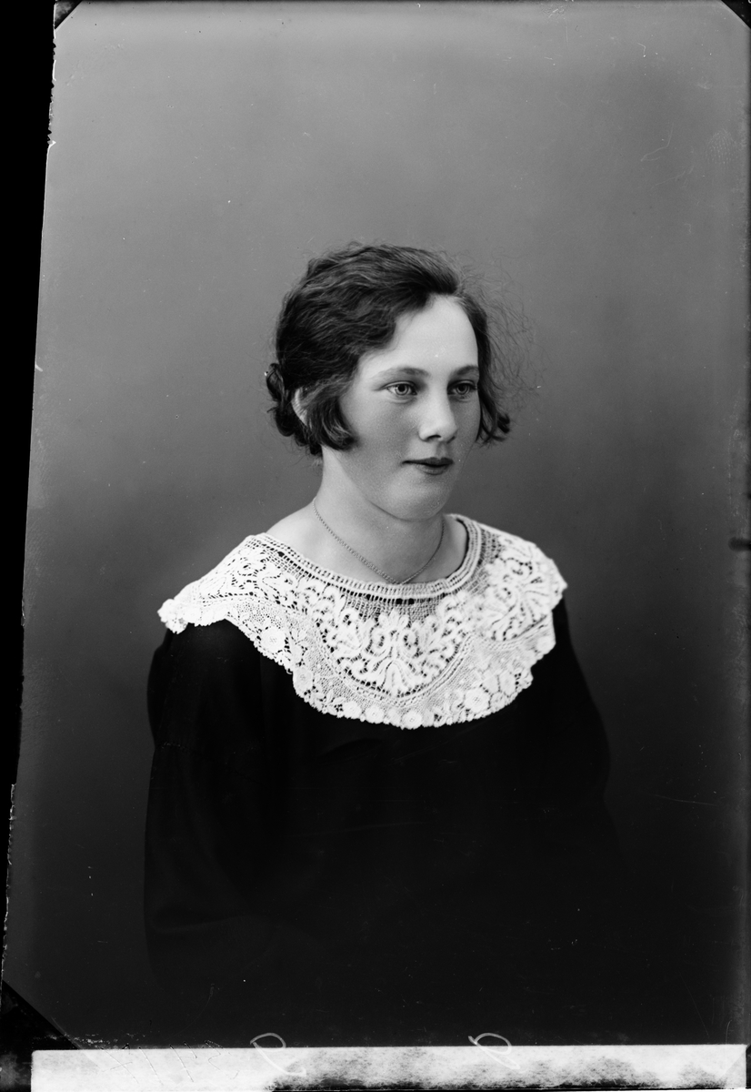 Skötsner-Edhlund, Ateljéporträtt - Milda Karlsson från Malsättra, Harg socken, Uppland 1928