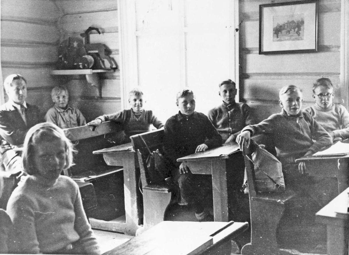 Rachel Haarseth, Barn, klær, skolepulter, bilde.