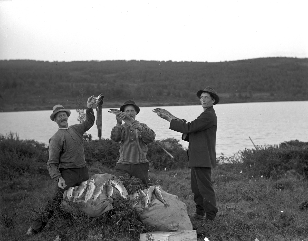 Anders O. Sørhuus, Tre karer med flott fangst, Nysetertjønna (Kverbergtjønna)