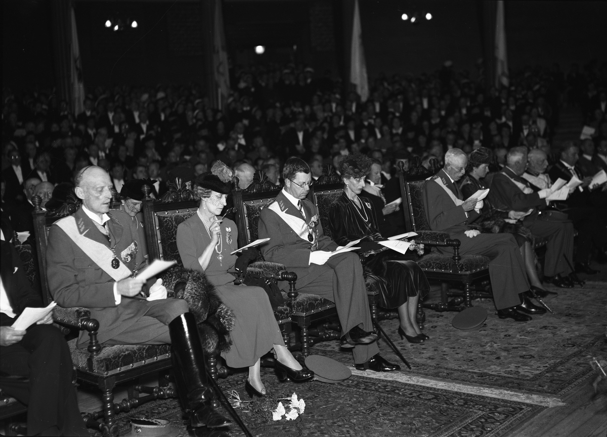 Paul Sandberg, "De kungliga under promotionshögtiden" i Universitetsaulan - prins Carl, prinsessan Ingeborg, kronprins Gustav Adolf, kronprinsessan Louise, kung Gustav V, prinsessan Sibylla, prins Eugen och prins Oscar Bernadotte