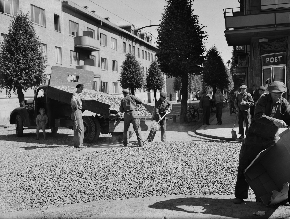 Paul Sandberg, Gatuarbete i korsningen av Geijersgatan och Wallingatan, Uppsala 1946