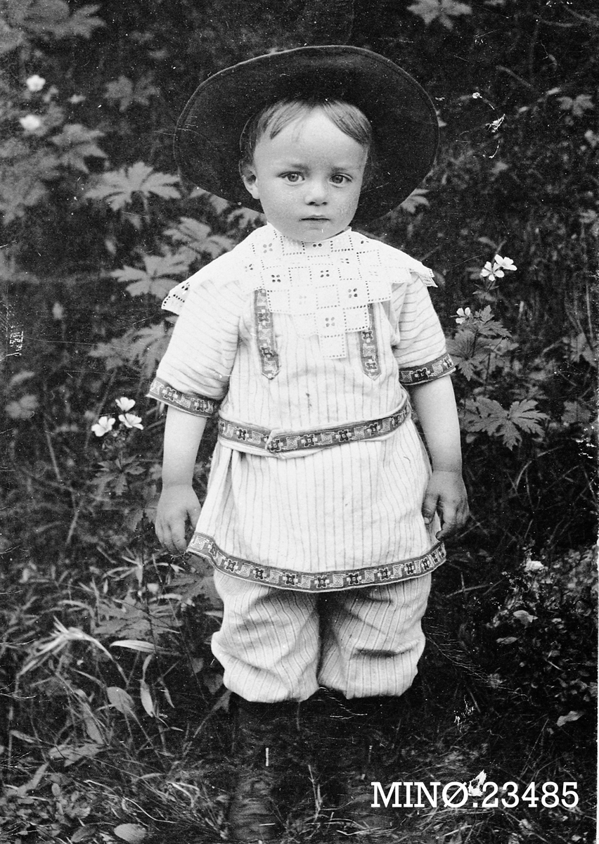Iv. Olsen, Portrett av liten gutt- Alfred Moen